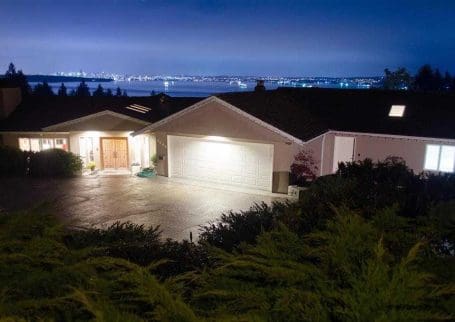 Luxury 4 BR 4 Bath house with unobstructed ocean views in Rockridge West Vancouver