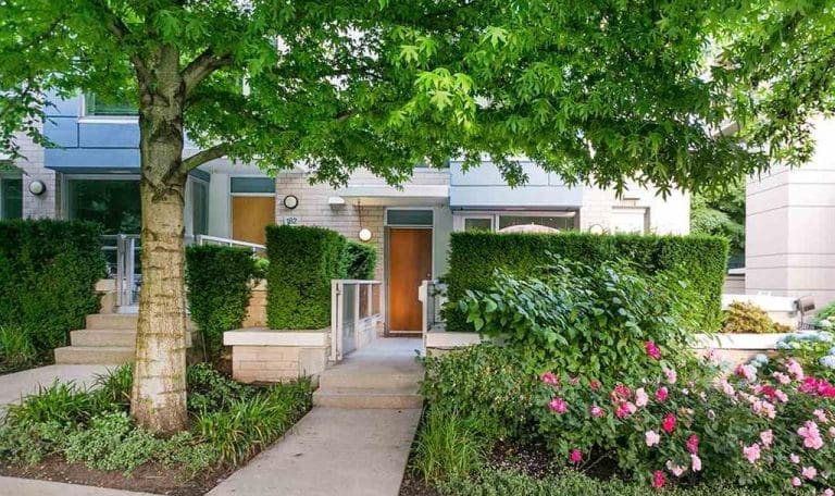 Beautiful 2 BR 3Bath townhouse in Lower Lonsdale